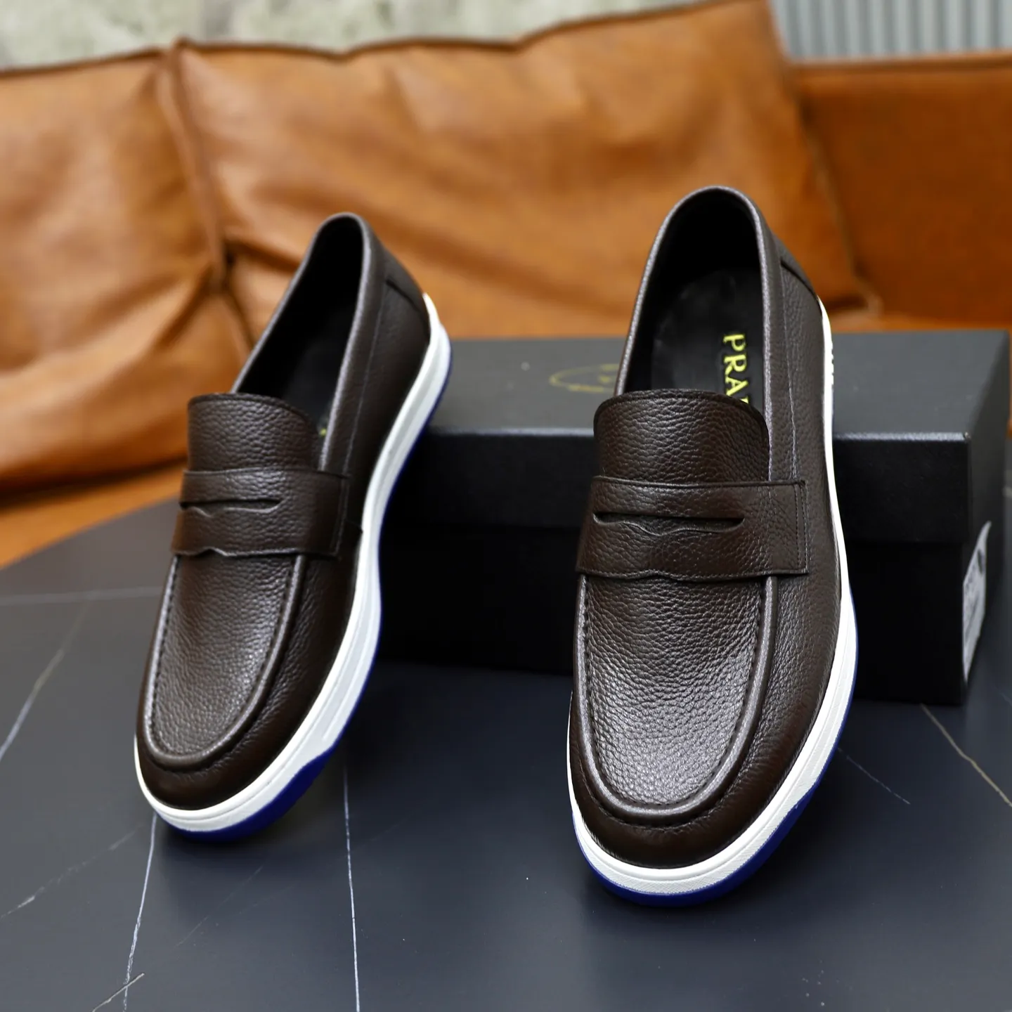 Factory price: 💰640 Prada classic men’s lace-up casual shoes | Imported cowhide upper | Upper stitching layered design, light and breathable | Soft and comfortable | Decorated with PRADA letters on the side | Distinctive sports style, showing the brand style | Lightweight concave and convex pattern rubber soles | Matched with cowhide foot pad lining | Excellent foot feel, fashionable and elegant | Size: 38-44 (45 customized)